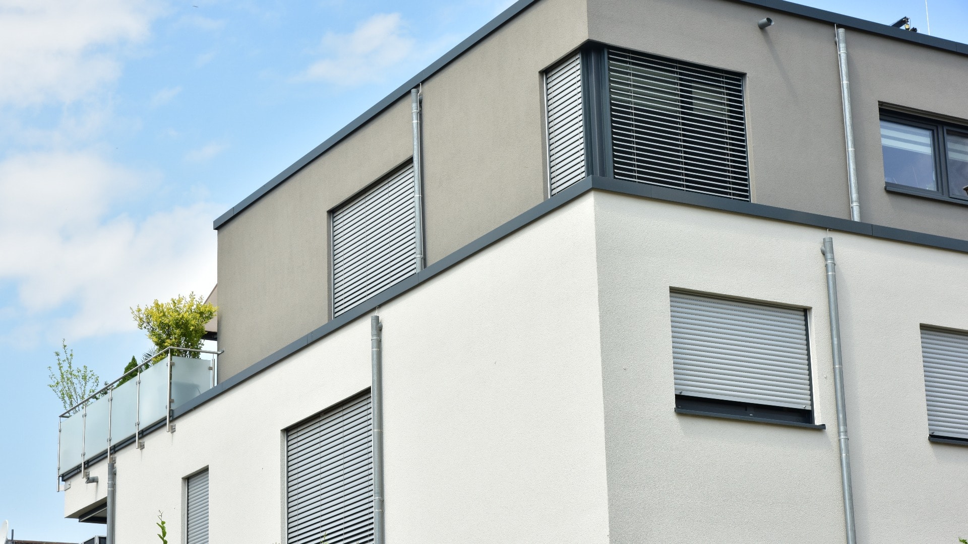 Fassade einer neu gebauten modernen Mehrfamilien-Wohnanlage